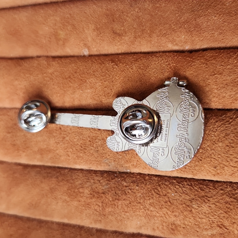 Hard Rock Cafe Orlando VAULT Guitar Pin | White and Silver | RARE 🔥 - Picture 3 of 3